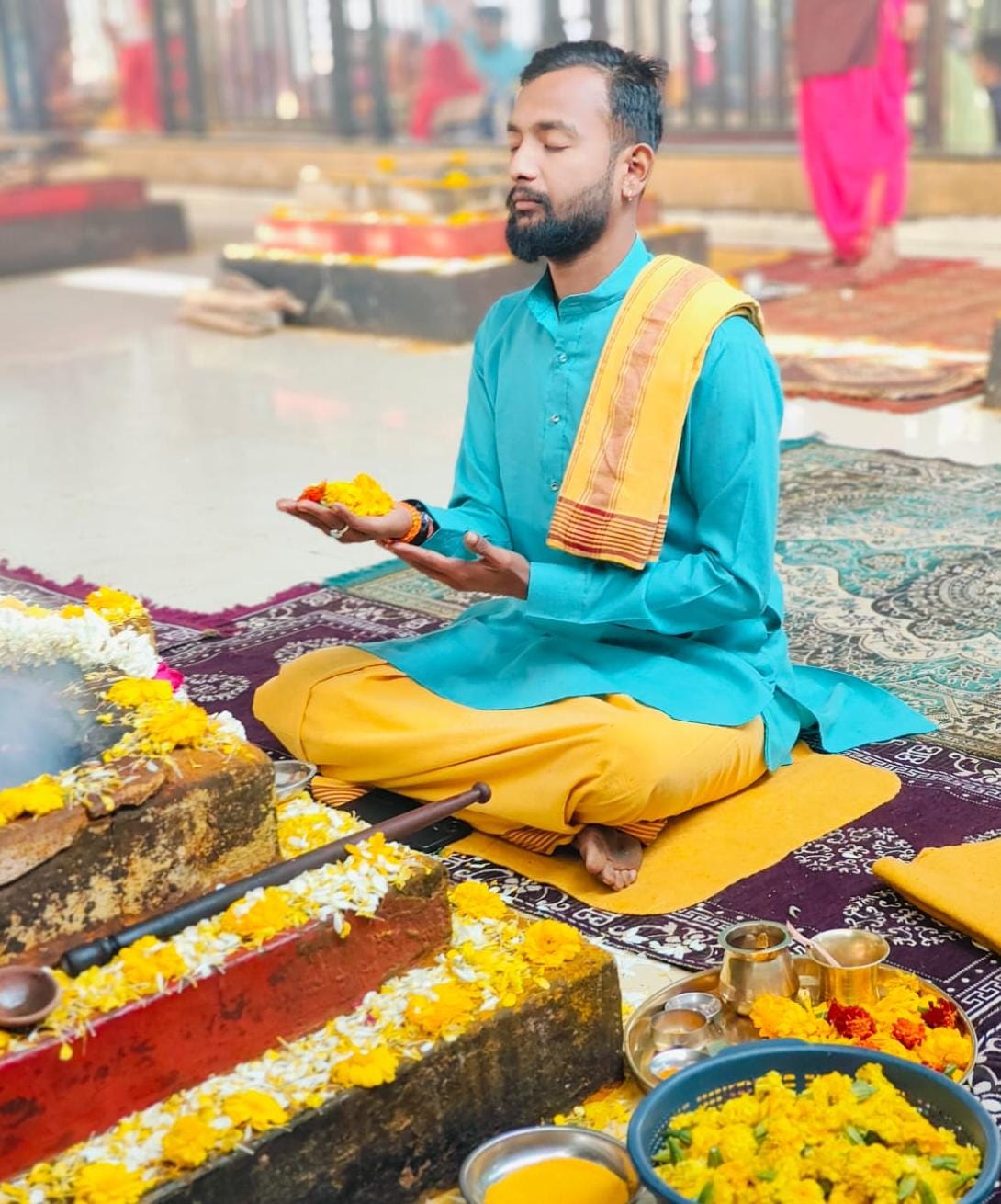 आचार्य दीपक नागर मंदिर परिसर में